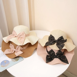 Chapeau de Paille à Large Bord Ondulé pour Femmes Protection UV Été Chapeau de Soleil de Plage Élégant en Paille de Papier avec Grand Nœud