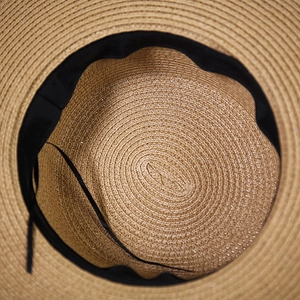 Dettaglio interno del cappello di paglia kaki con fascia e coulisse regolabile
