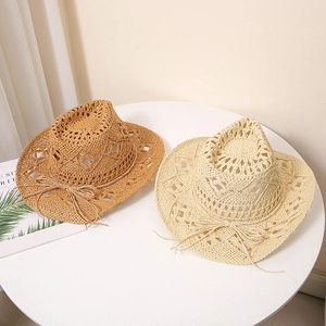 Chapeaux de paille ajourés en beige et brun avec rubans pour vacances à la plage