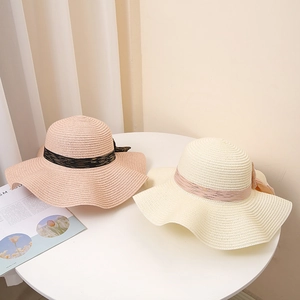 Chapeau de soleil en paille pour femme avec bord ondulé et ruban rose et beige