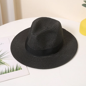 Klassischer schwarzer Strohhut mit elegantem Band für Sonnenschutz im Sommer und am Strand