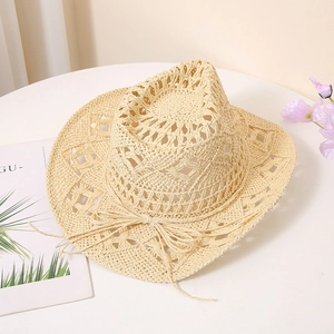 Détail du chapeau de paille tressé main ajouré montrant la texture et le nœud décoratif