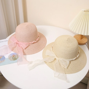 Chapeau de soleil d'été en paille avec ruban nœud et chaîne de perles pour la plage