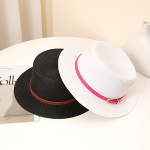 Chapeaux de paille à sommet plat pour femmes en noir et blanc avec lanières en cuir