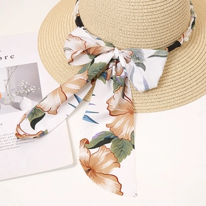 Détails du chapeau de paille avec ruban floral et bandeau élégant en perles fines
