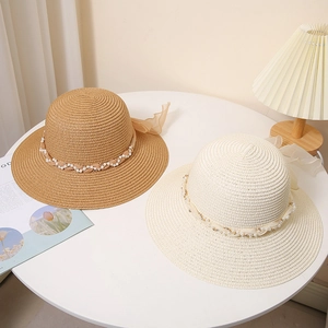 Chapeaux de soleil d'été élégants avec larges bords, perles et rubans en mousseline de soie