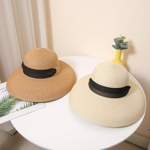 Chapeaux de soleil élégants en paille à larges bords en beige et kaki avec ruban noir