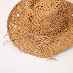 Détail d'un chapeau de paille tissé ajouré avec nœud en corde et motifs délicats
