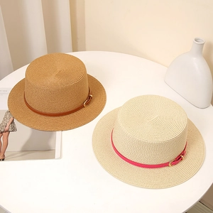 Chapeau de paille à haut plat pour femmes avec large bord et rubans en cuir élégants