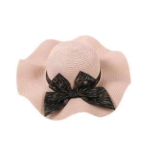 Chapeau de paille rose pour femme avec bord ondulé et nœud rayé pour plage d'été