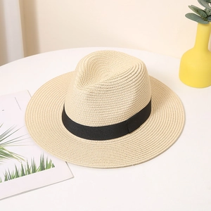 Detail der eleganten geflochtenen Strohtextur und des schwarzen Dekorbands am Fedora-Hut