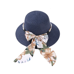 Chapeau de paille bleu marine avec ruban floral et perles pour vacances de plage