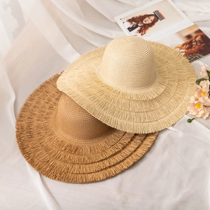 Chapeaux de paille à larges bords et franges en beige et marron pour les vacances d'été