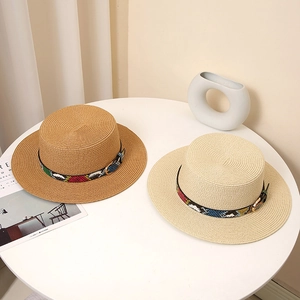 Klassische Boater-Strohhüte in Hellbraun und Beige mit stilvollen Schlangenmuster-Bändern