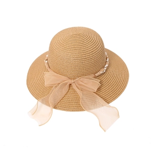 Chapeau de soleil en paille pour femme avec collier de perles et nœud organza