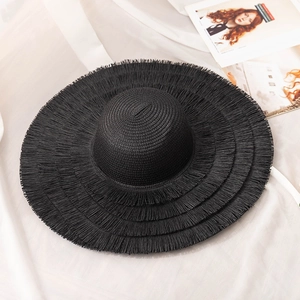 Chapeau de paille noir à bord large avec détails de franges pour protection solaire été