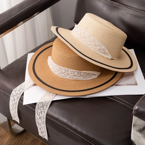 Chapeaux canotiers élégants en paille pour femmes avec rubans et garnitures en dentelle