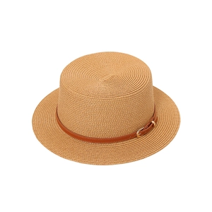 Chapeau canotier classique en paille à large bord avec ruban en cuir brun et boucle