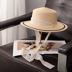 Chapeau de paille à sommet plat pour femme avec dentelle blanche et bord noir