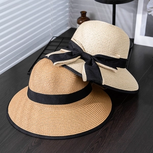 Schicke Strohhüte für Damen in Beige und Khaki mit eleganten schwarzen Ripsbandschleifen