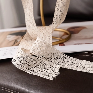 Détail du ruban en dentelle crochet beige avec motifs géométriques pour chapeau de paille