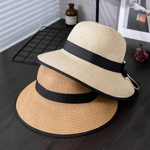 Schicke Sommer Strohhüte mit schwarzer Schleife und Randbesatz für den Strandurlaub