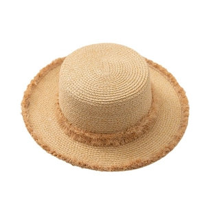 Chapeau de paille beige à bord plat avec franges pour la protection solaire à la plage