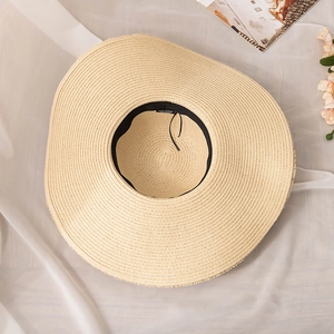 Détail du chapeau de paille à large bord avec étiquette de 57 cm et cordon réglable