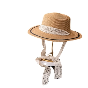 Chapeau de paille à sommet plat avec rubans de dentelle blanche et bordure noire