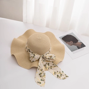 Chapeau de soleil en paille à large bord pour femme avec ruban floral et bord ondulé