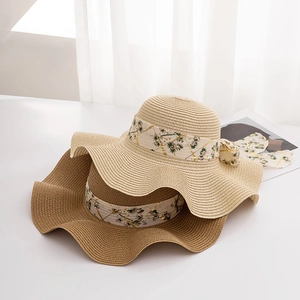 Chapeaux de paille d'été à large bord avec rubans en mousseline florale beige et marron