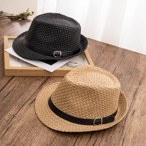 Klassischer Strohhut Fedora mit Lederband in Schwarz und Naturtönen für den Sommer