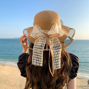 Cappello di paglia da sole con tesa ondulata e fiocco di pizzo a margherita bianca