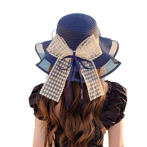 Cappello da sole in paglia blu scuro da donna con un grande fiocco in pizzo bianco