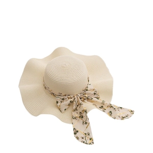 Chapeau de paille d'été pour femmes avec large bord ondulé et ruban en mousseline fleurie