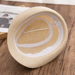 Détail de l'intérieur du chapeau de paille avec bande de confort réglable