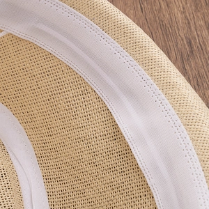 Détail de l'intérieur d'un chapeau de paille avec bandeau et tissage de précision
