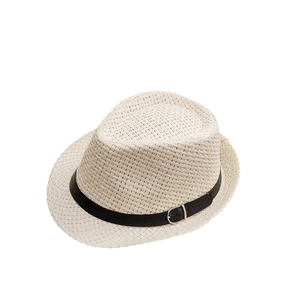 Eleganter cremefarbener Strohhut mit schwarzem Band und Metallschnalle für den Sonnenschutz