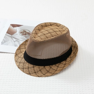 Dettaglio cappello fedora traspirante in paglia marrone chiaro con nastro nero