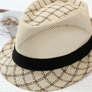 Dettaglio cappello fedora estivo da uomo con rete traspirante e trama a quadretti