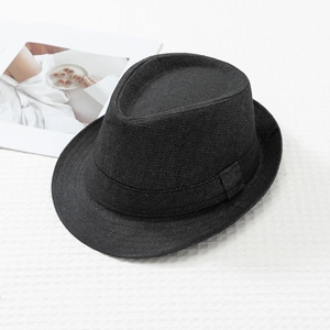 Dettaglio ravvicinato della trama twill e del nastro in tessuto del cappello fedora nero
