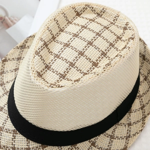 Dettaglio della trama intrecciata a scacchi e del nastro nero sul cappello fedora