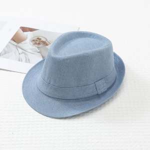Cappello fedora classico in denim azzurro con nastro elegante su uno sfondo bianco