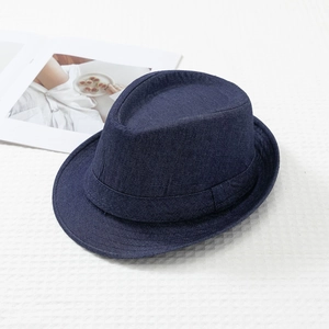 Dettaglio del cappello Fedora in denim blu scuro con trama in twill e nastro decorativo