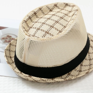 Primo piano del cappello fedora traspirante con motivo a quadri marroni sulla corona