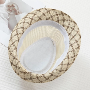 Dettaglio cappello intrecciato a quadri con fascia tergisudore in cotone e fodera