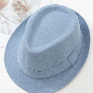 Dettaglio del cappello fedora in denim celeste con fascia decorativa e tesa cucita