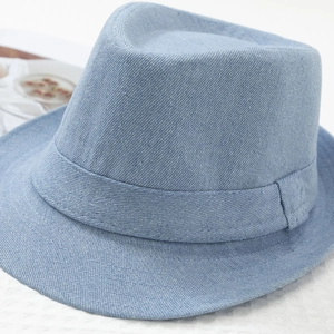 Dettaglio di un fedora in denim celeste che mostra la trama saia e il nastro abbinato
