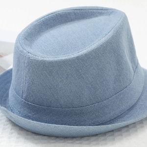 Dettaglio del cappello fedora in denim celeste con corona incavata e trama in tessuto