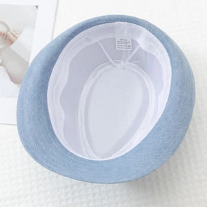 Dettaglio del cappello alla pescatora in denim con fodera in rete bianca e taglia 58cm